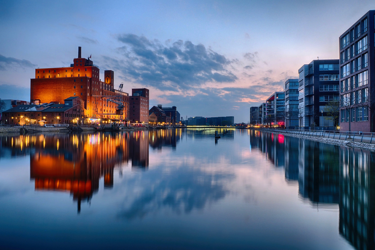 De historische Innenhafen van Duisburg in het avondlicht; binnen de milieuzone van de stad is een Umweltplakette verplicht